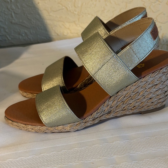 Tommy Bahama Sandals Womens 9.5M Metallic Gold Comfort  Women’s Tommy Bahama Elegant Gold Wedge Sandals size: 9M